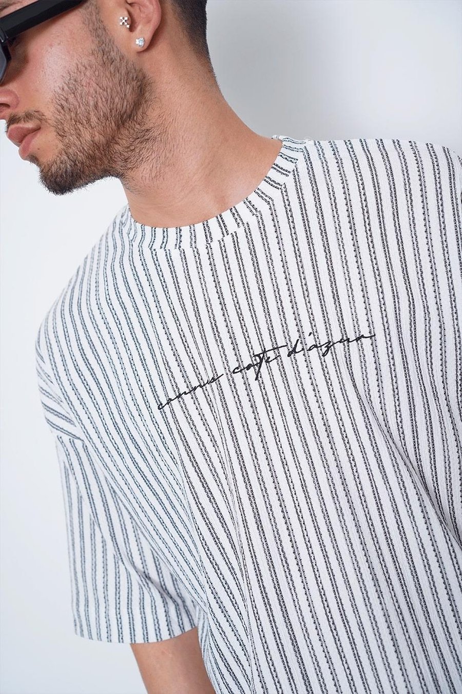 Beyaz Şeritli Dokulu Minimal Yazılı F7 MH Oversize Tişört