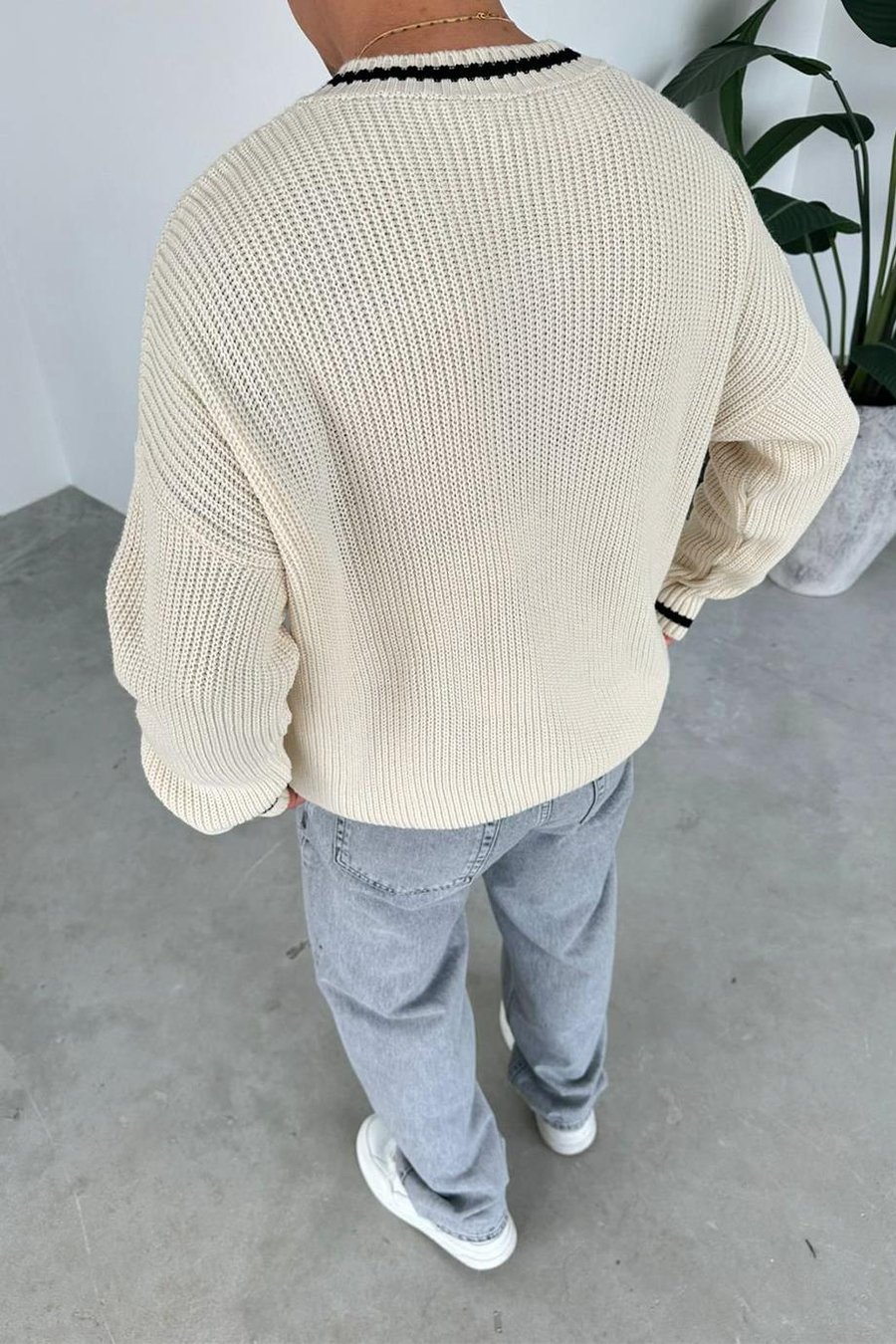 Krem V Yaka Çizgili Oversize Triko Kazak