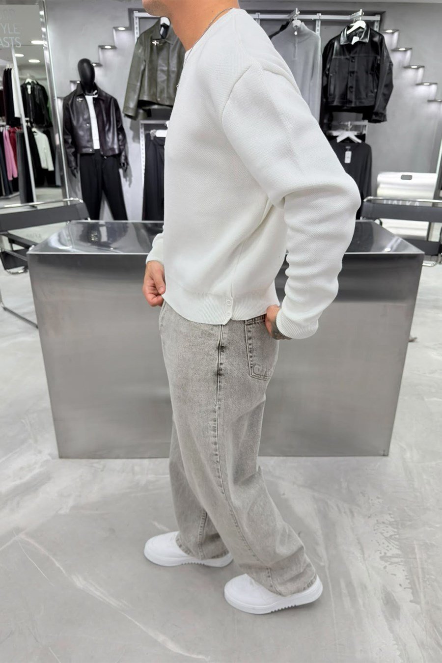 Beyaz Basic Premium Düğme Detaylı Boxy Fit Kazak