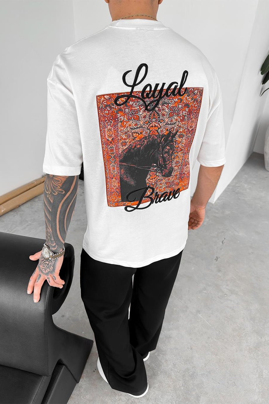 Beyaz Loyal Patch Atlı Detay Oversize Tişört