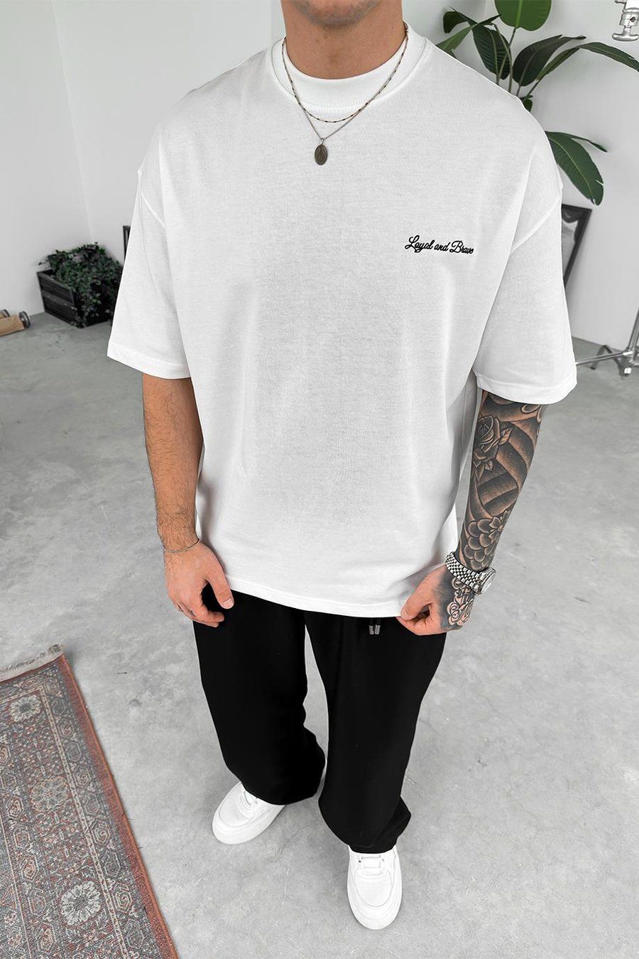 Beyaz Loyal Patch Atlı Detay Oversize Tişört