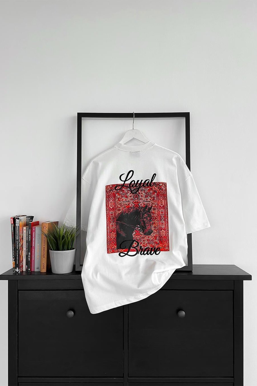 Beyaz Loyal Patch Atlı Detay Oversize Tişört