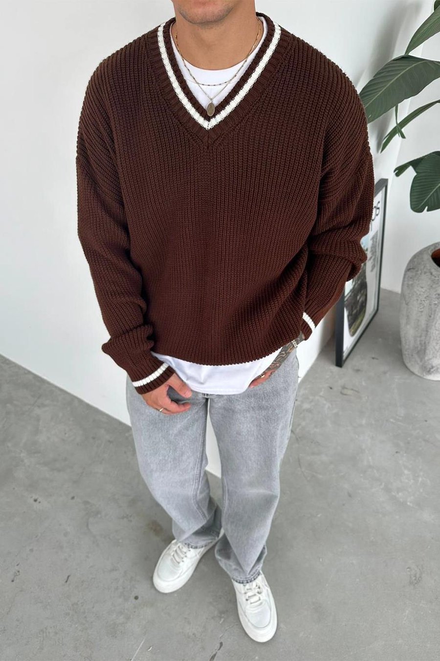 Kahverengi V Yaka Çizgili Oversize Triko Kazak