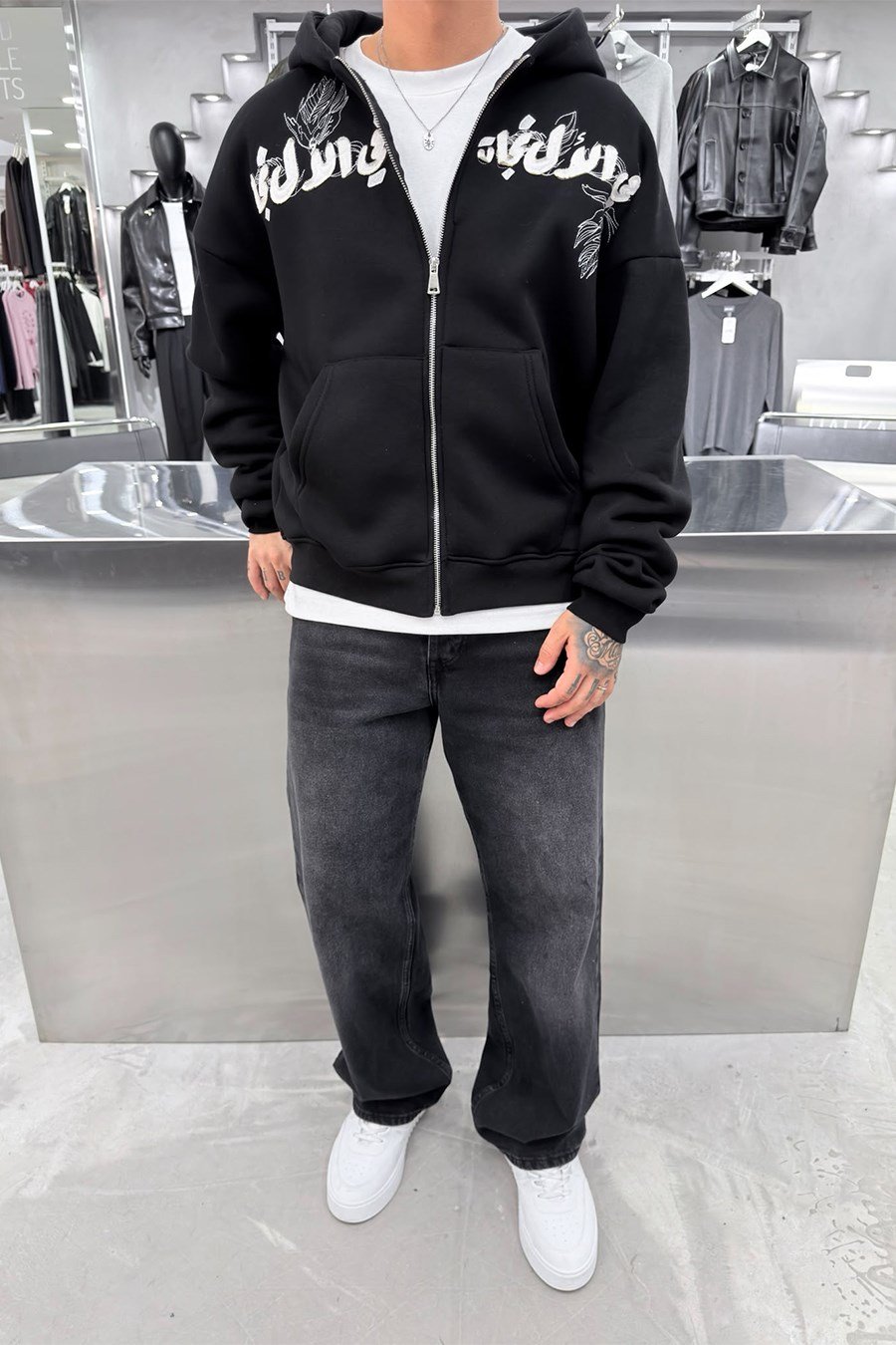 Siyah Khet Nakışlı Tam Fermuarlı Oversize Sweatshirt