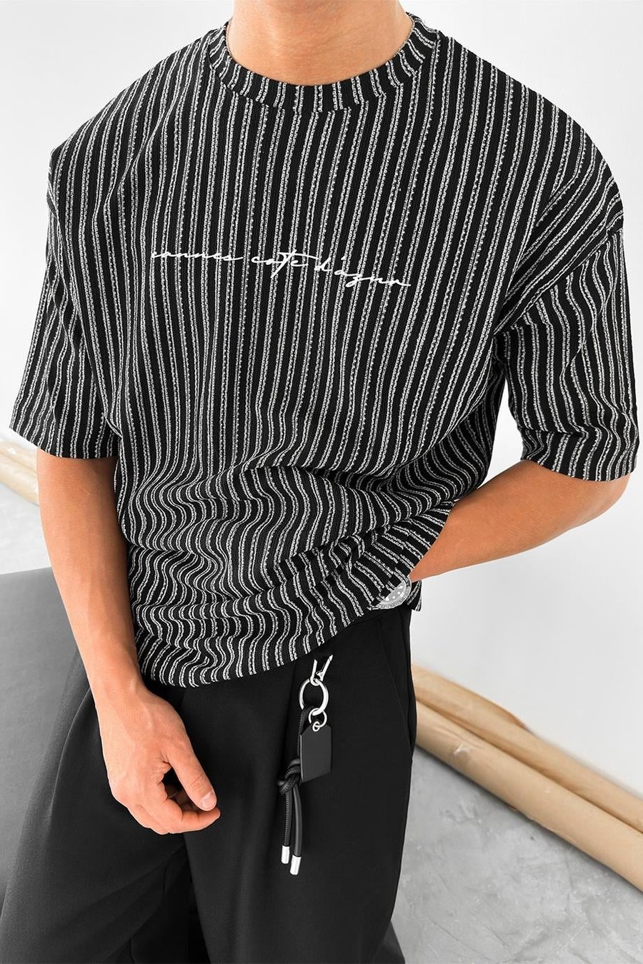 Siyah Şeritli Dokulu Minimal Yazılı F7 MH Oversize Tişört