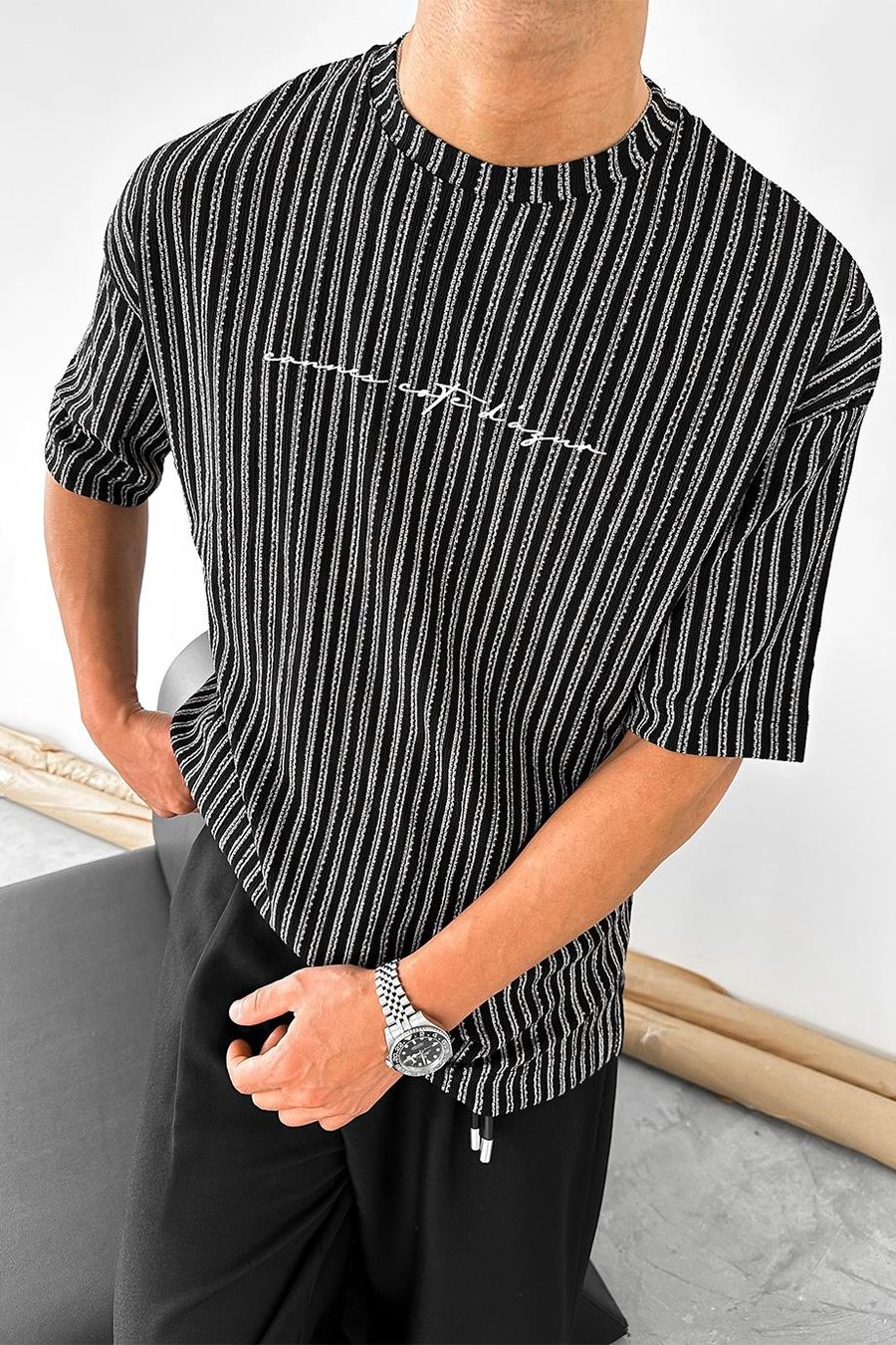 Siyah Şeritli Dokulu Minimal Yazılı F7 MH Oversize Tişört
