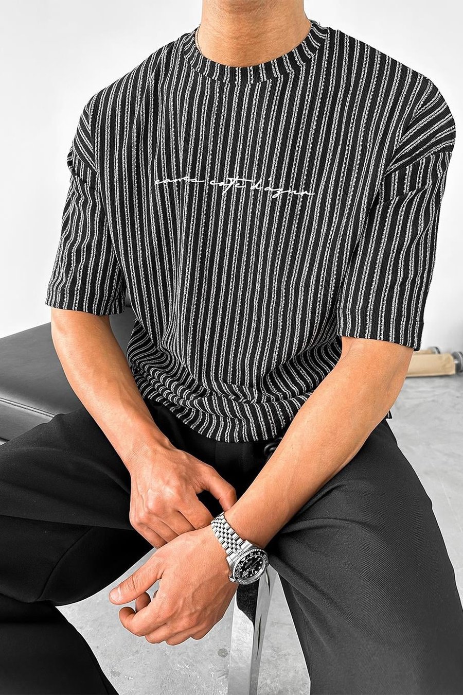 Siyah Şeritli Dokulu Minimal Yazılı F7 MH Oversize Tişört