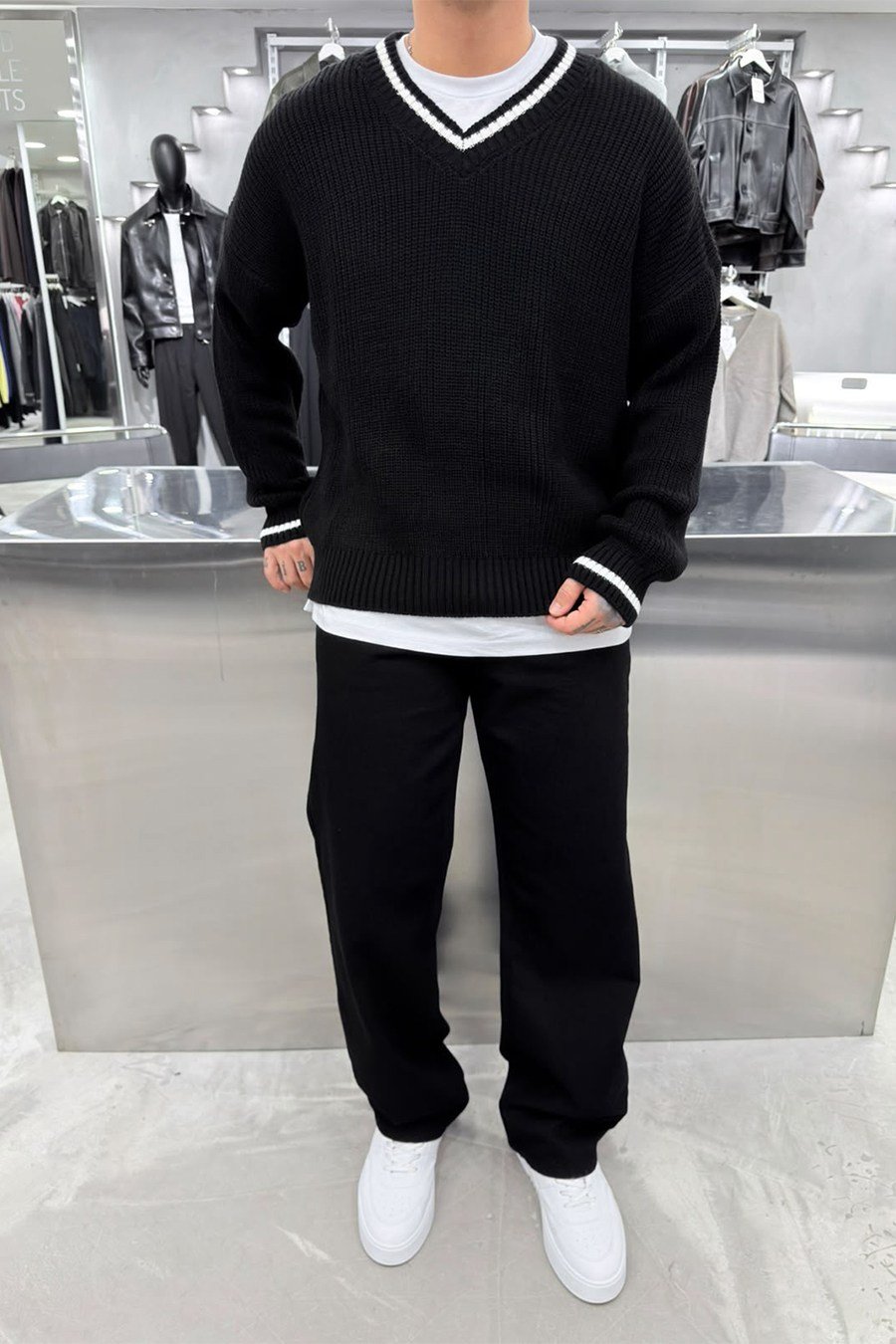 Siyah V Yaka Çizgili Oversize Triko Kazak
