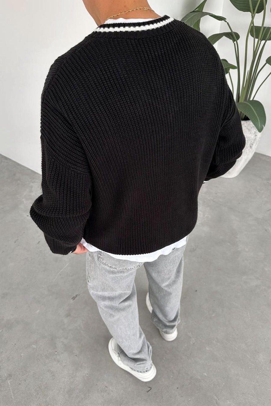 Siyah V Yaka Çizgili Oversize Triko Kazak