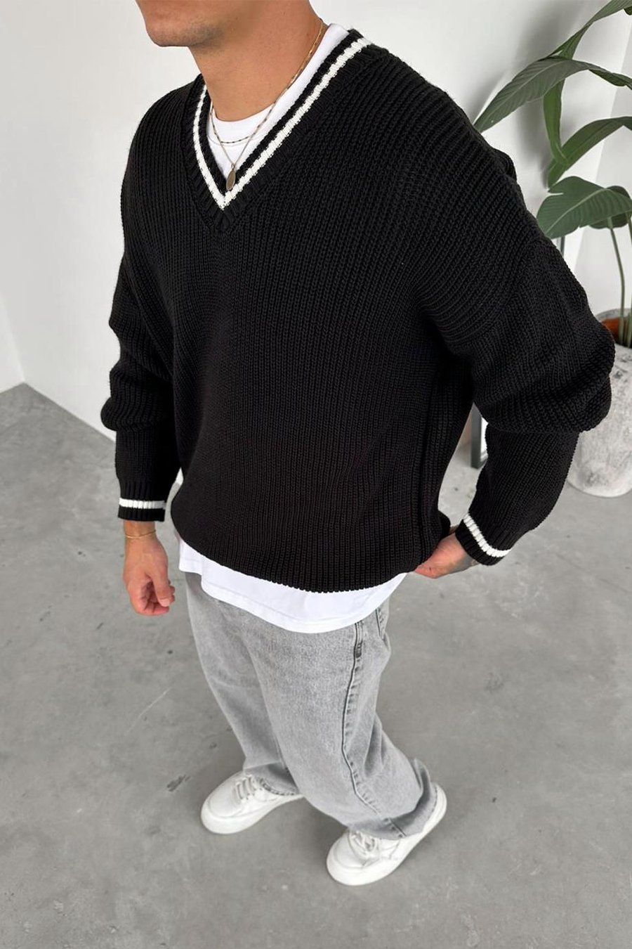 Siyah V Yaka Çizgili Oversize Triko Kazak