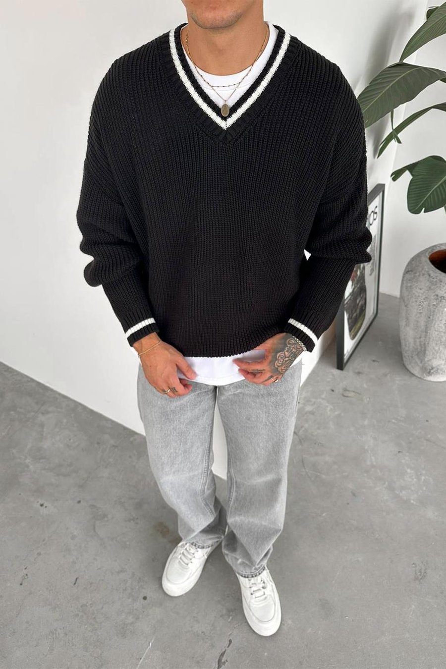 Siyah V Yaka Çizgili Oversize Triko Kazak