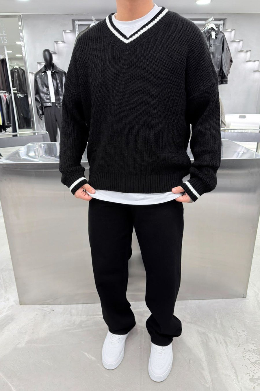 Siyah V Yaka Çizgili Oversize Triko Kazak