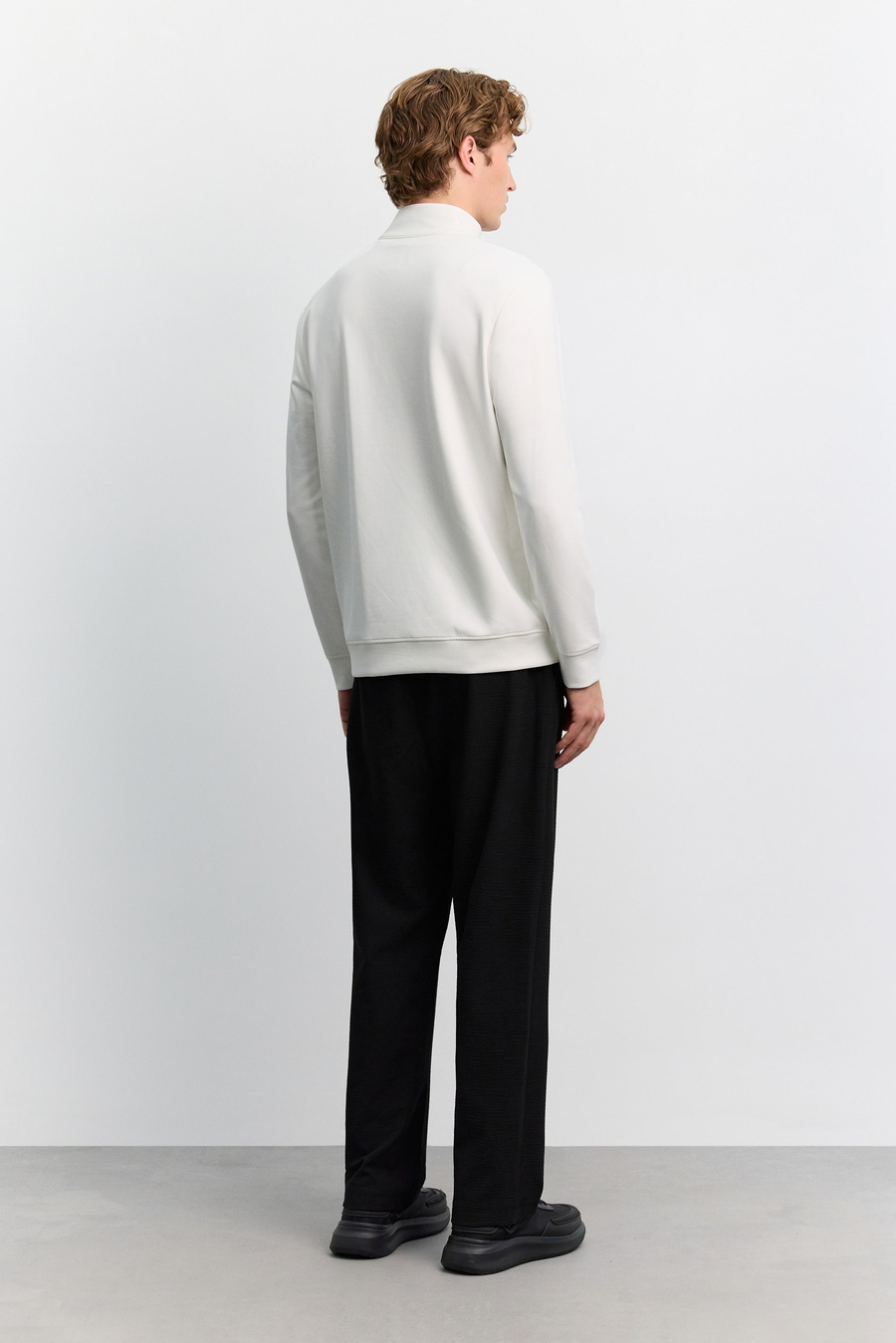 Ekru Dik Yaka Fermuarlı Kolay Ütülenen Pamuklu Sweatshirt