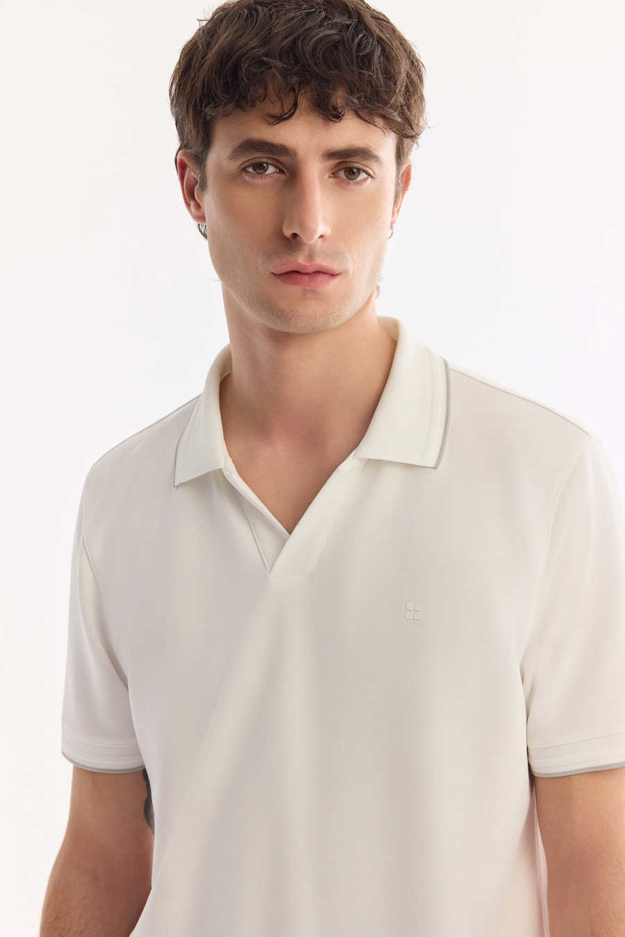 Ekru Kıvrılmaz Polo Yaka Düğmesiz Kolay Ütülenen T-Shirt