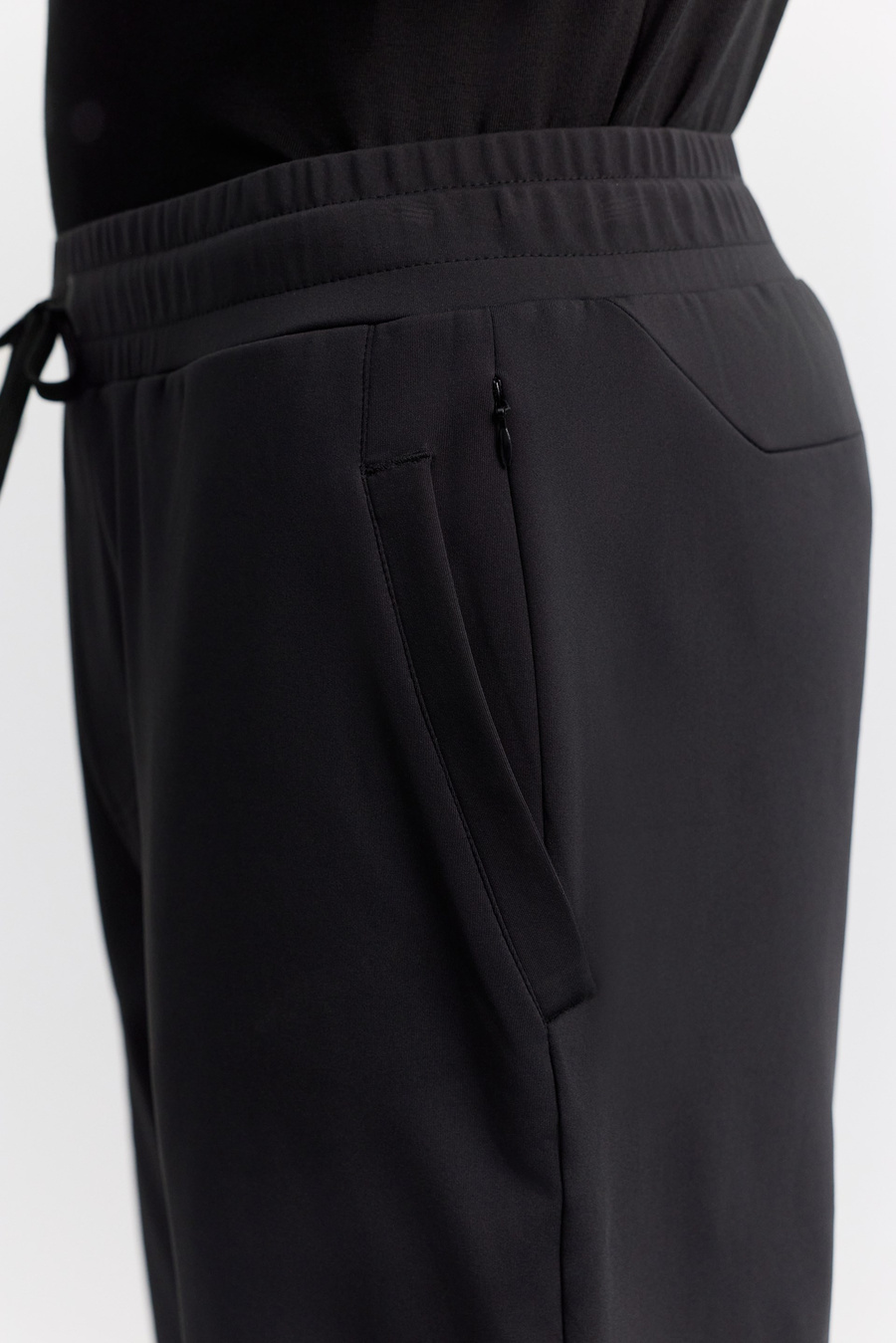 Siyah Beli Lastik Yan cepli Enjeksiyon Baskılı Paça Kesik Metraj Baskılı Teknik Jogger