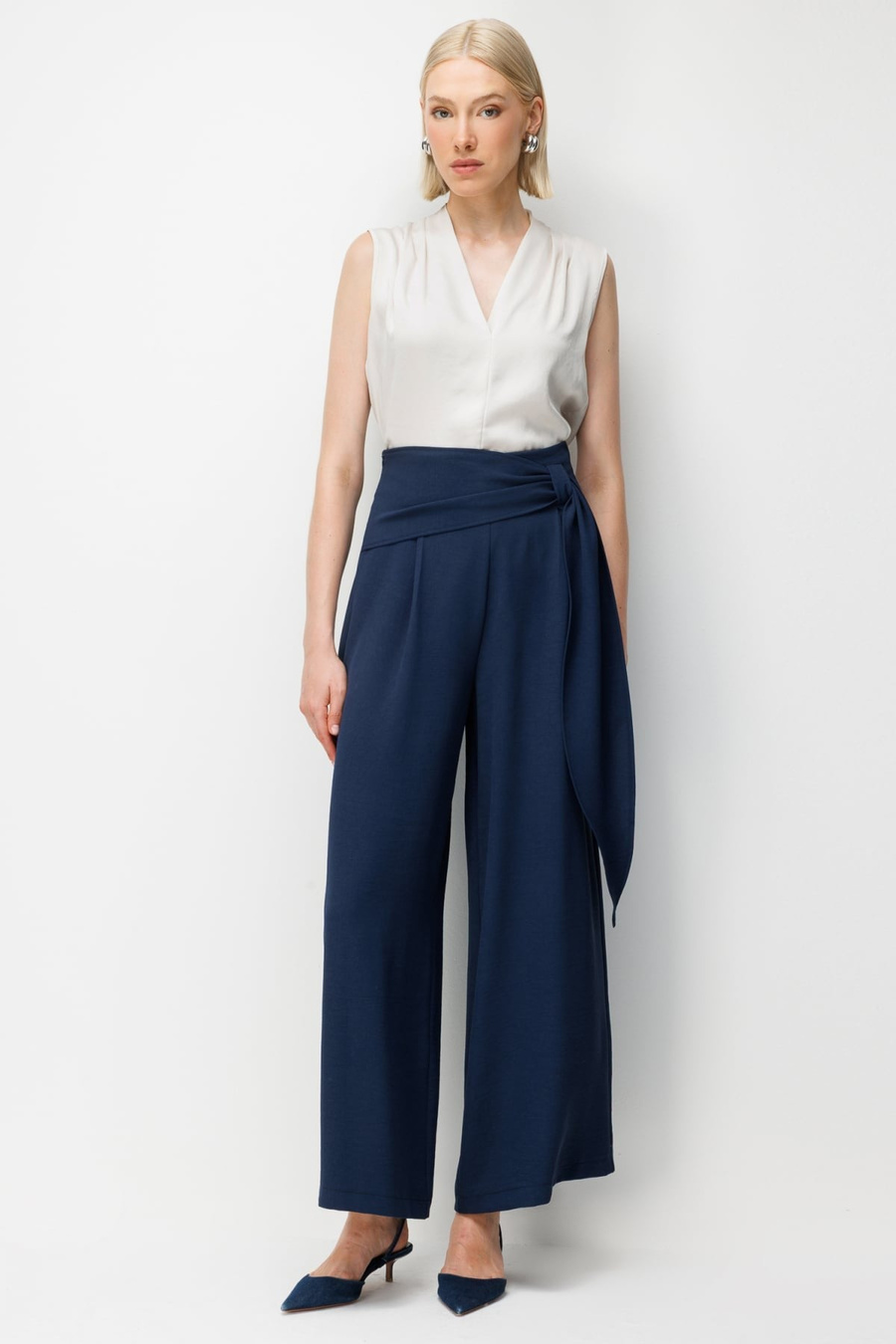 On Beli Fularlı Pile Detaylı Pantolon Lacivert