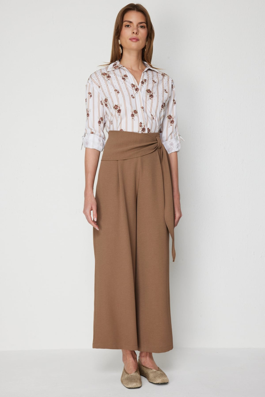 On Beli Fularlı Pile Detaylı Pantolon Vizon