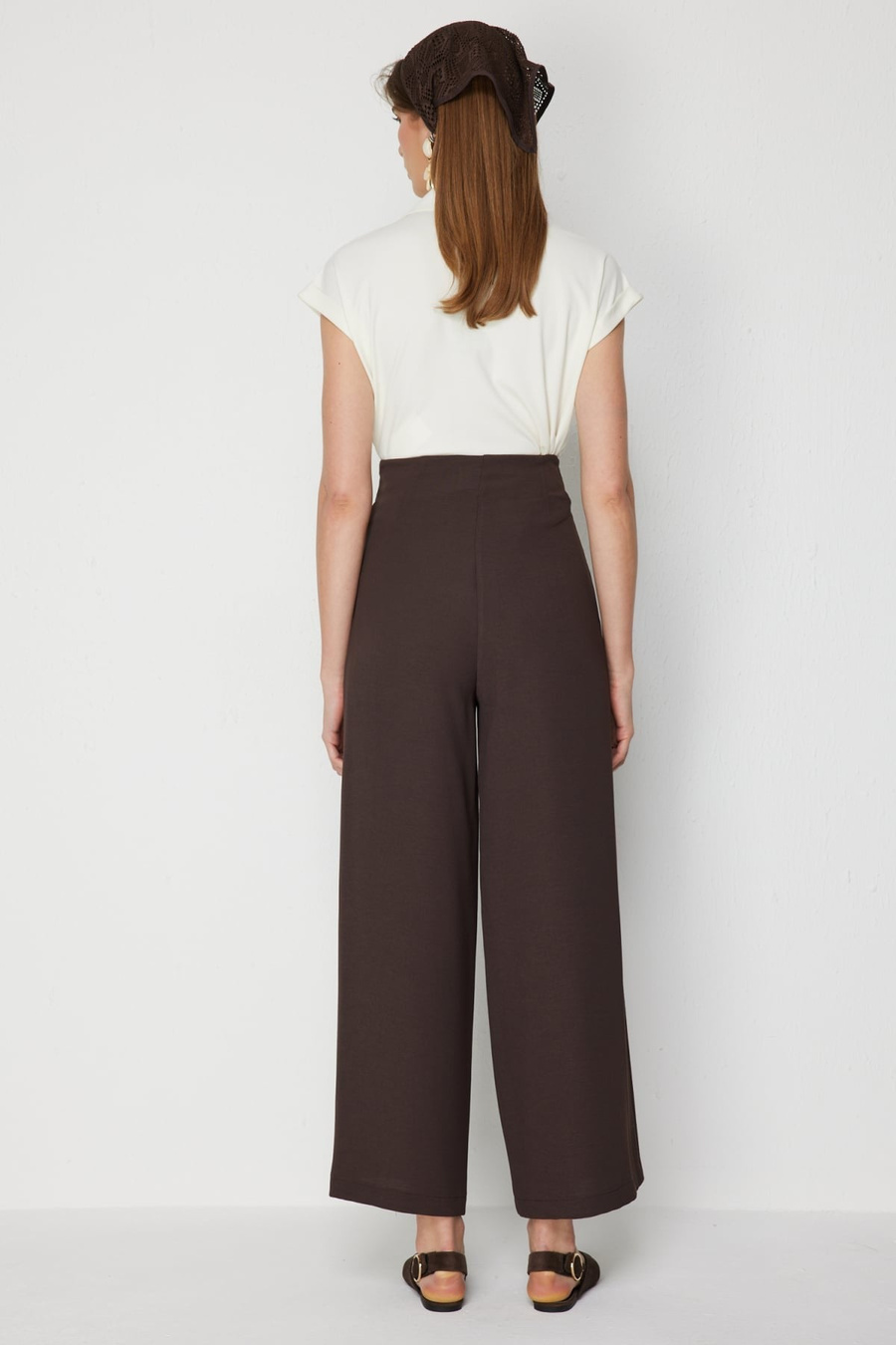 On Beli Fularlı Pile Detaylı Pantolon Kahve