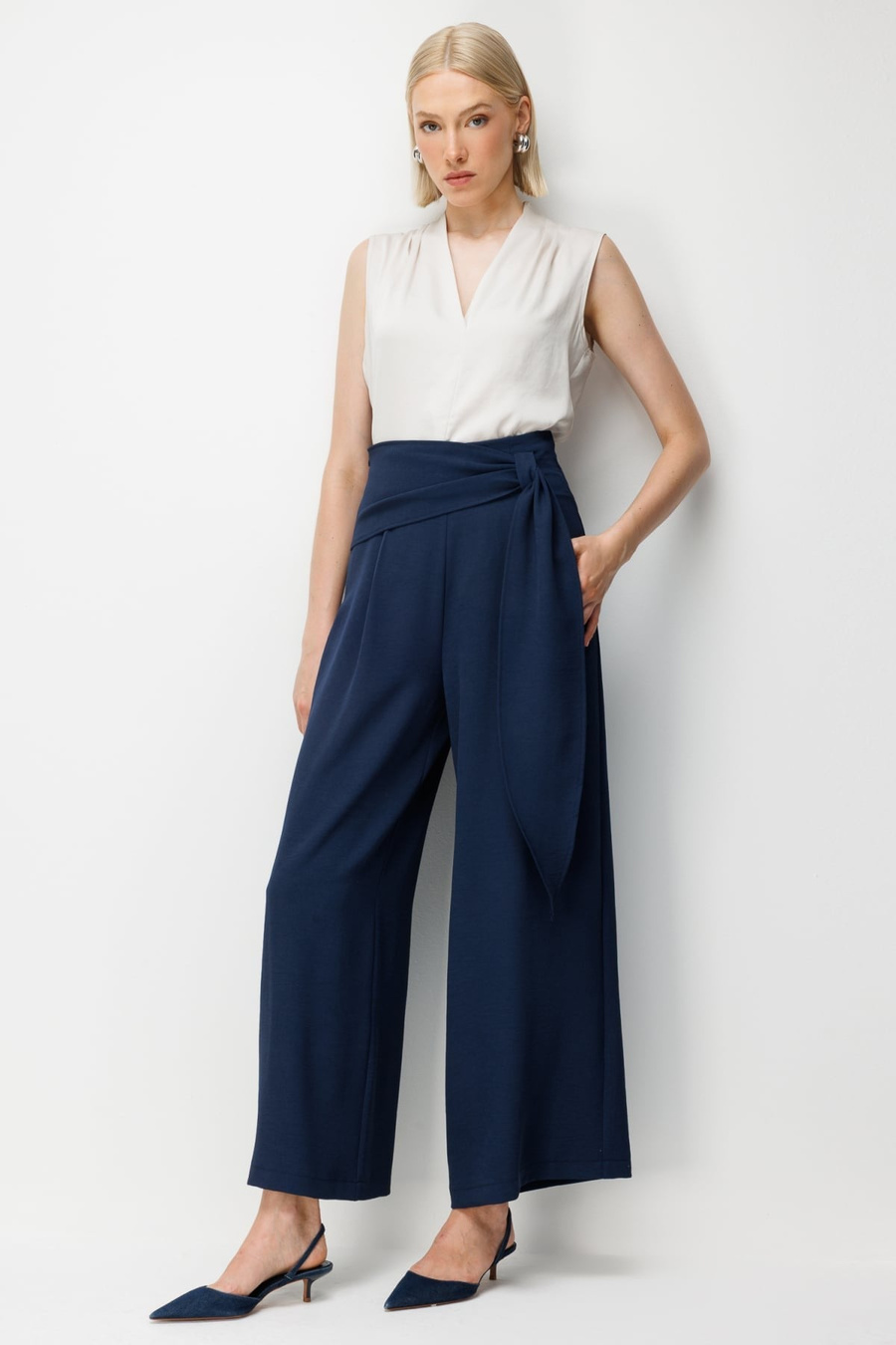On Beli Fularlı Pile Detaylı Pantolon Lacivert