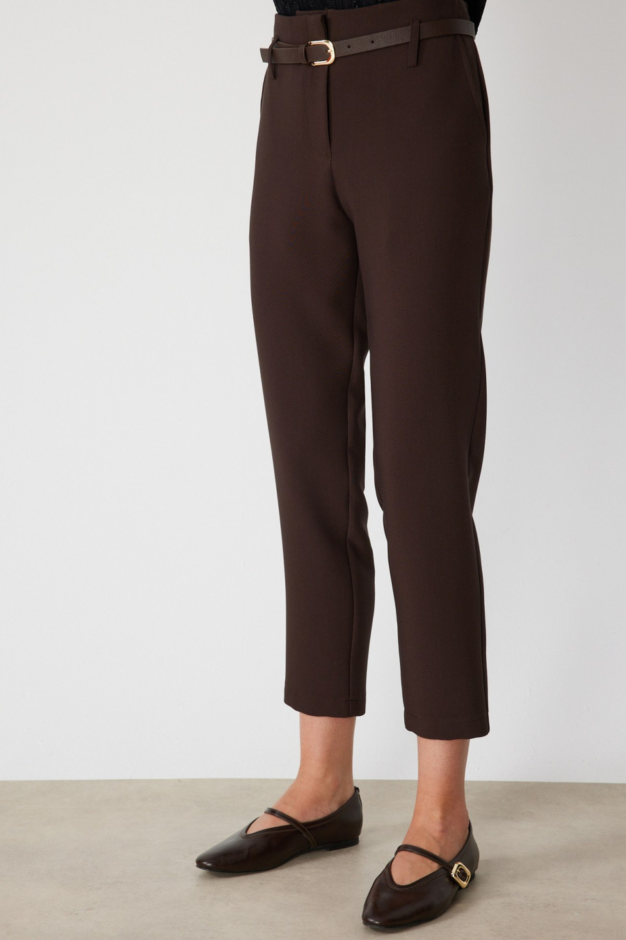On Beli Kemerli Dar Paça Pantolon Kahve