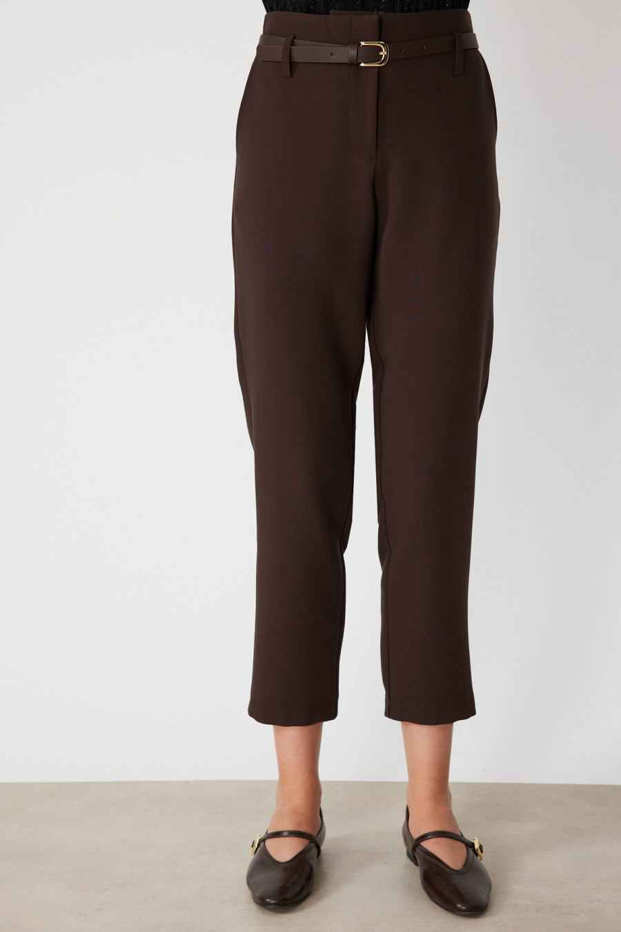 On Beli Kemerli Dar Paça Pantolon Kahve