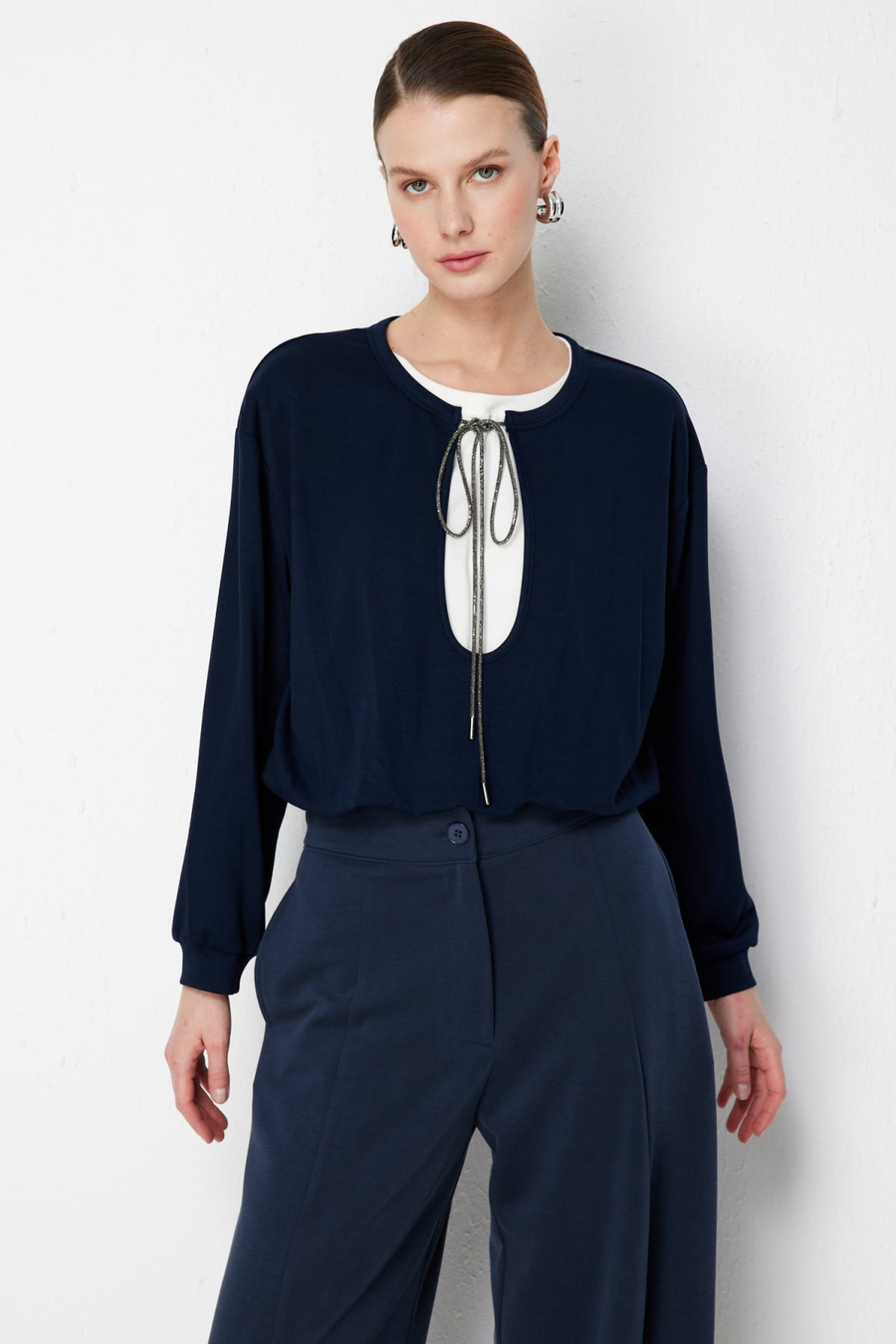 On Beli Lastikli Zincirli Crop Sweat Lacivert