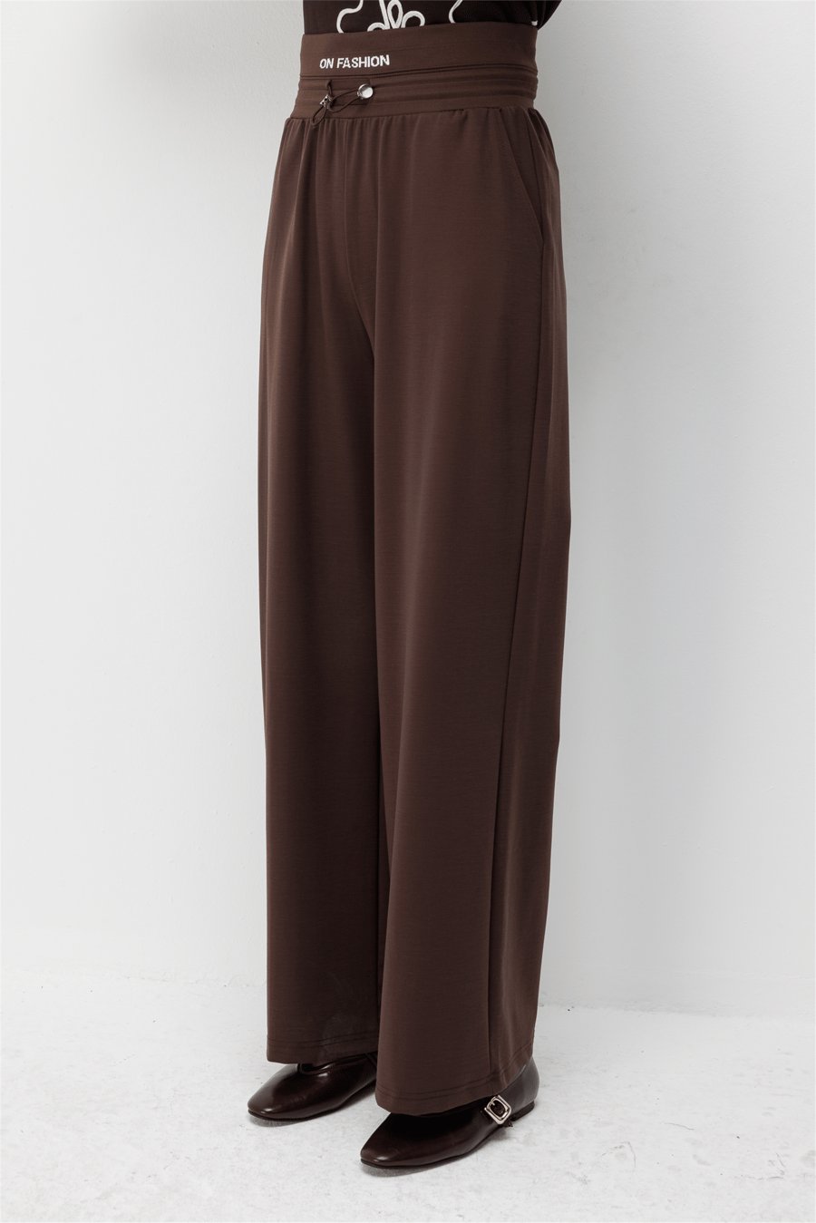 On Beli Yazı Detaylı Lastikli Bol Paça Pantolon Kahve