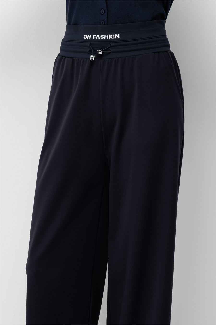 On Beli Yazı Detaylı Lastikli Bol Paça Pantolon Lacivert