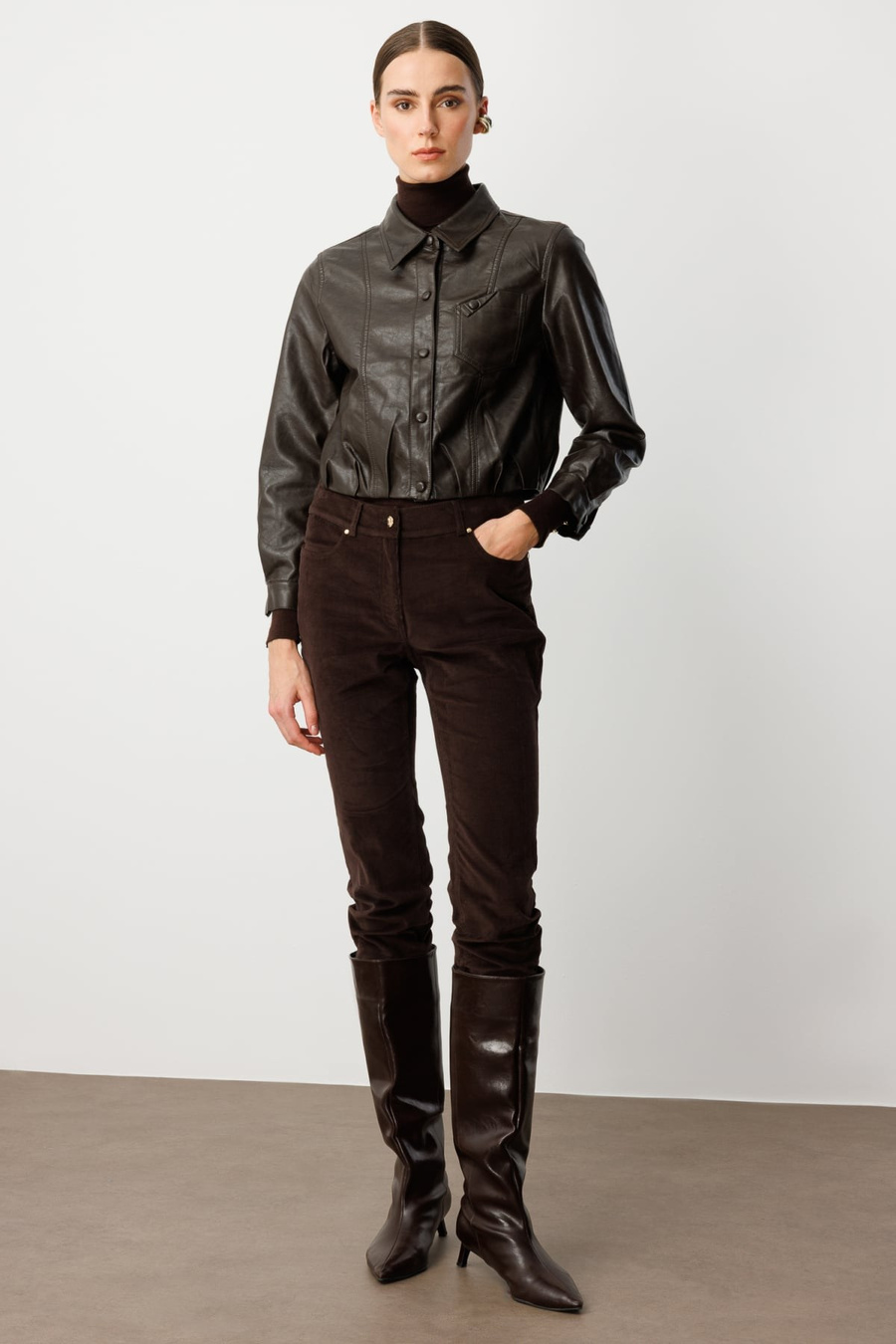 On Çıtçıtlı Deri Crop Mont Kahve