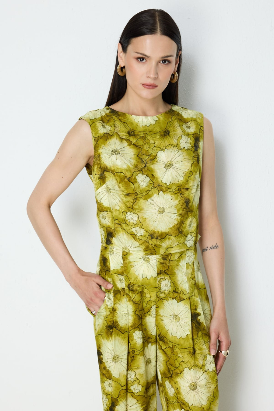 On Desenli Kolsuz Crop Bluz Olive