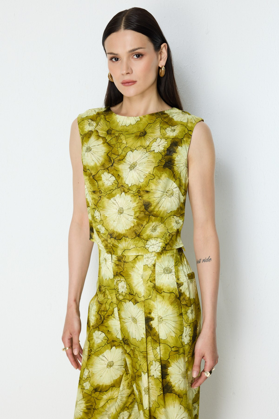 On Desenli Kolsuz Crop Bluz Olive