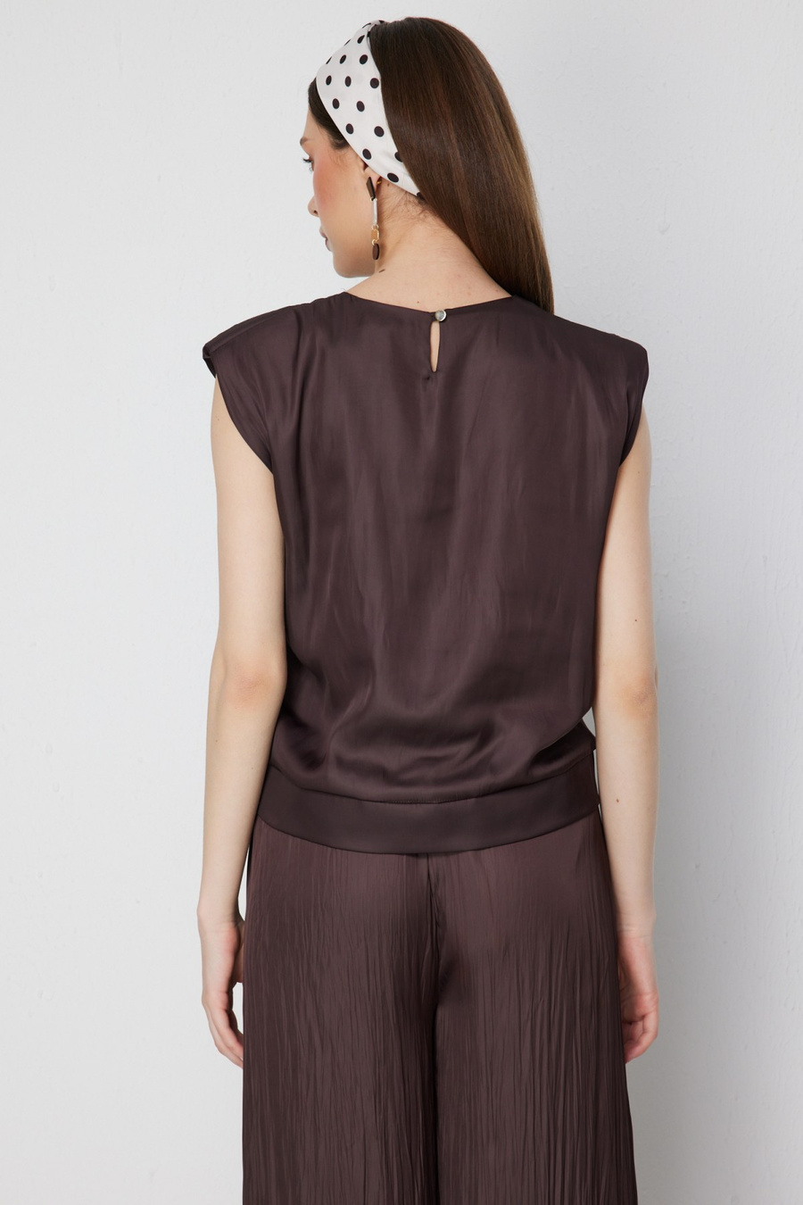 On Drape Detaylı Kolsuz Bluz Kahve