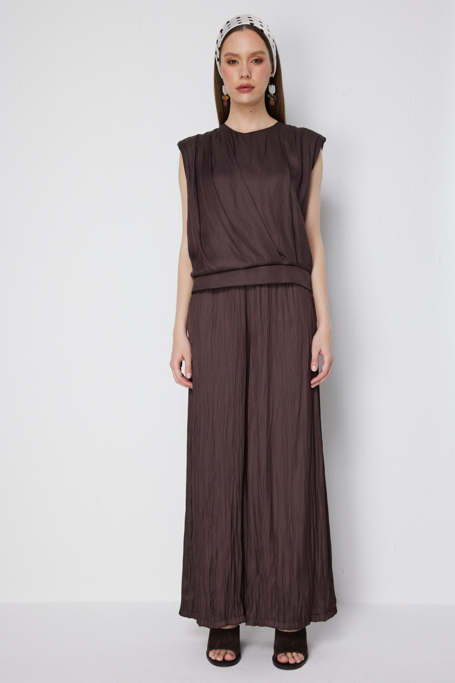 On Drape Detaylı Kolsuz Bluz Kahve