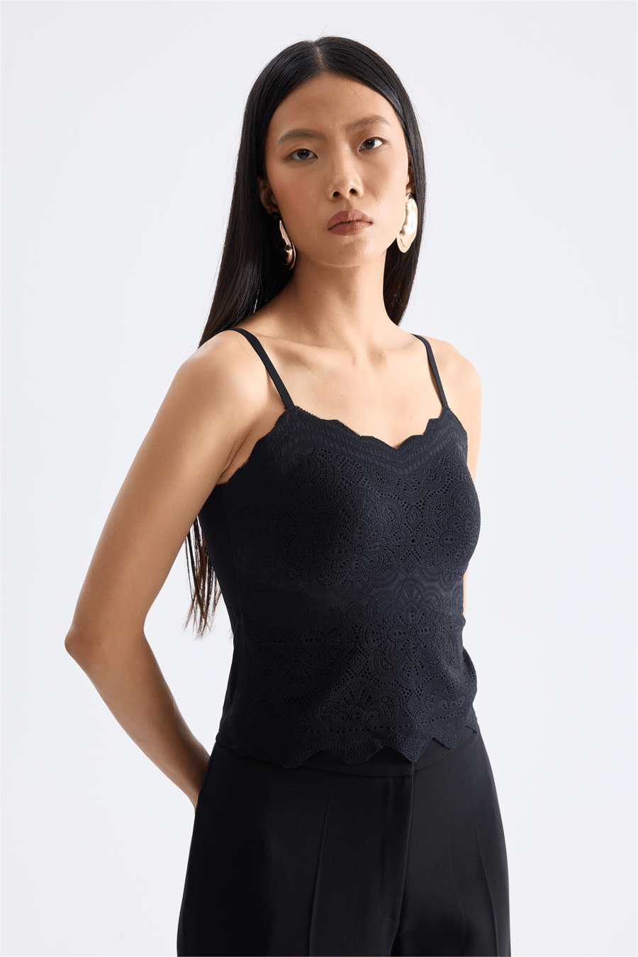 On İnce Askılı Dantelli Crop Bluz Siyah
