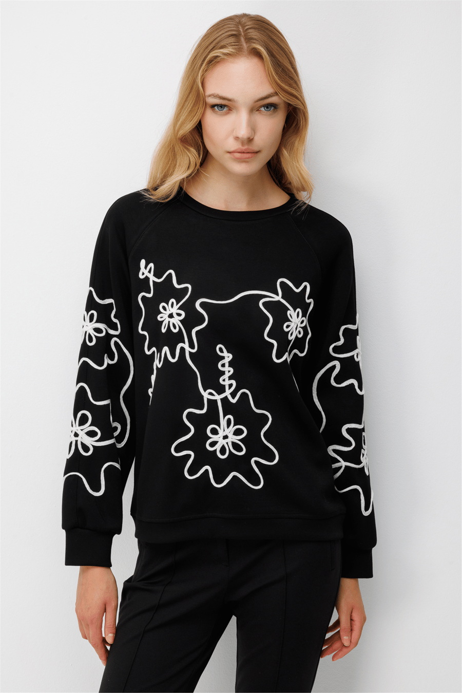 On İşleme Desenli Sıfır Yaka Sweatshirt Siyah