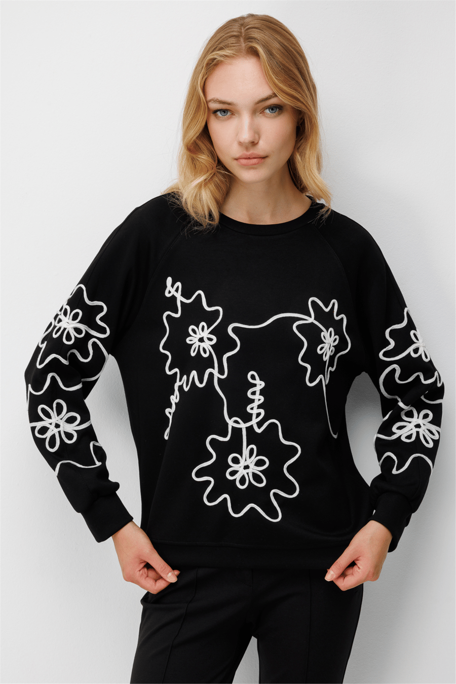 On İşleme Desenli Sıfır Yaka Sweatshirt Siyah