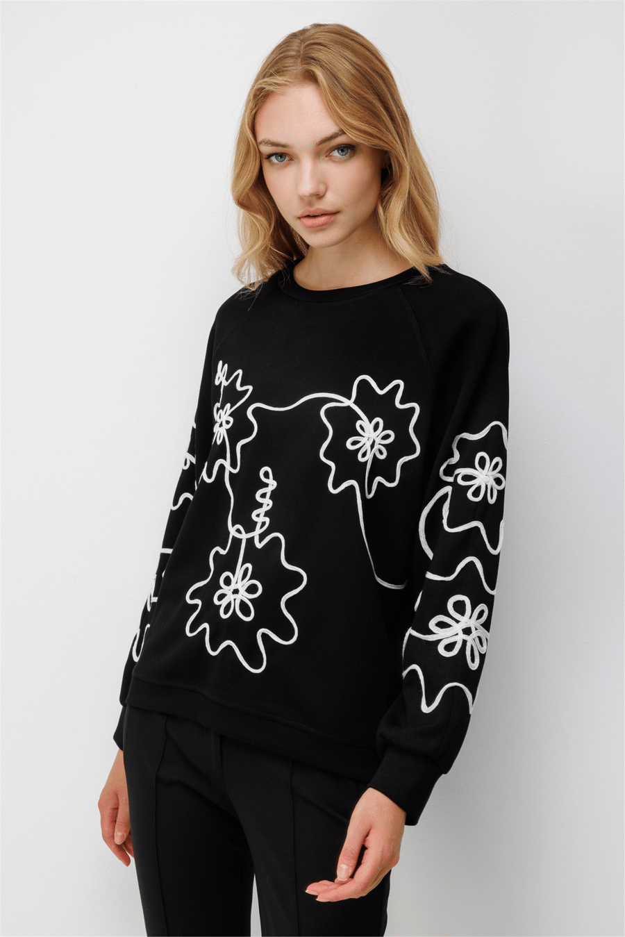 On İşleme Desenli Sıfır Yaka Sweatshirt Siyah