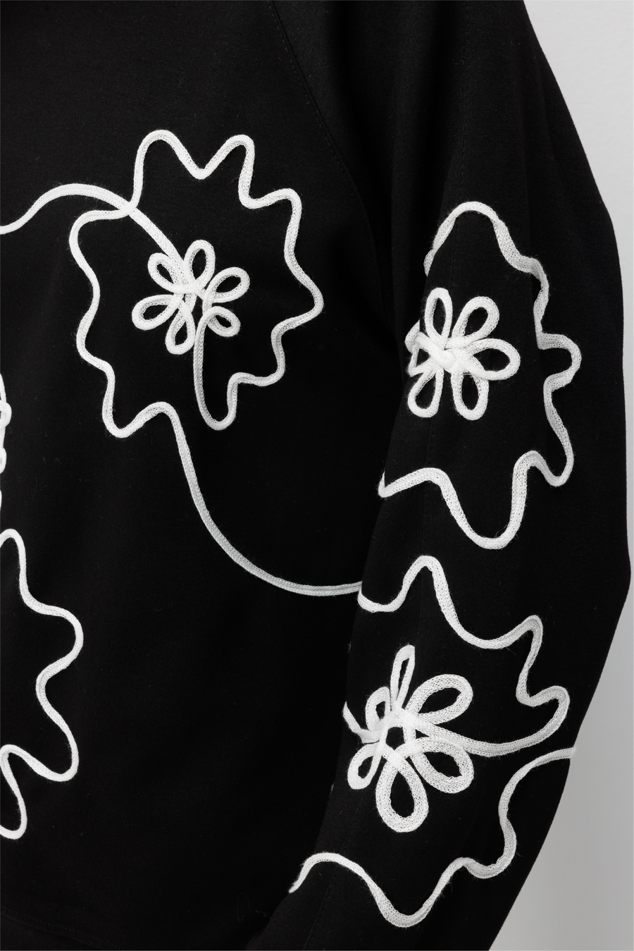 On İşleme Desenli Sıfır Yaka Sweatshirt Siyah