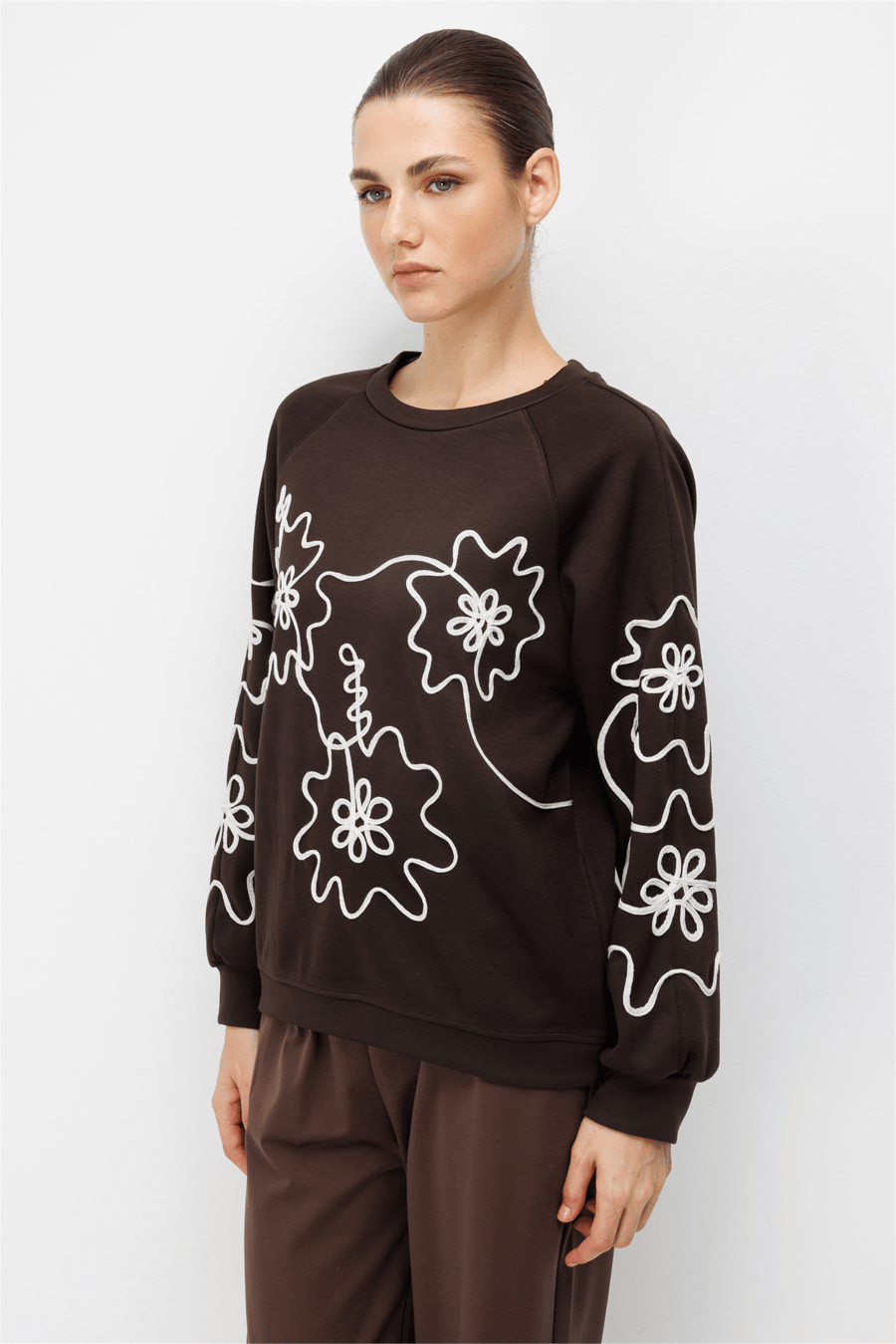 On İşleme Desenli Sıfır Yaka Sweatshirt Kahve