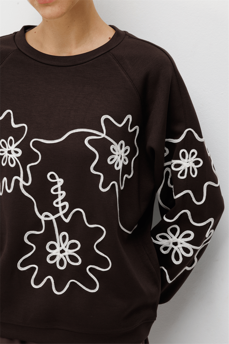 On İşleme Desenli Sıfır Yaka Sweatshirt Kahve