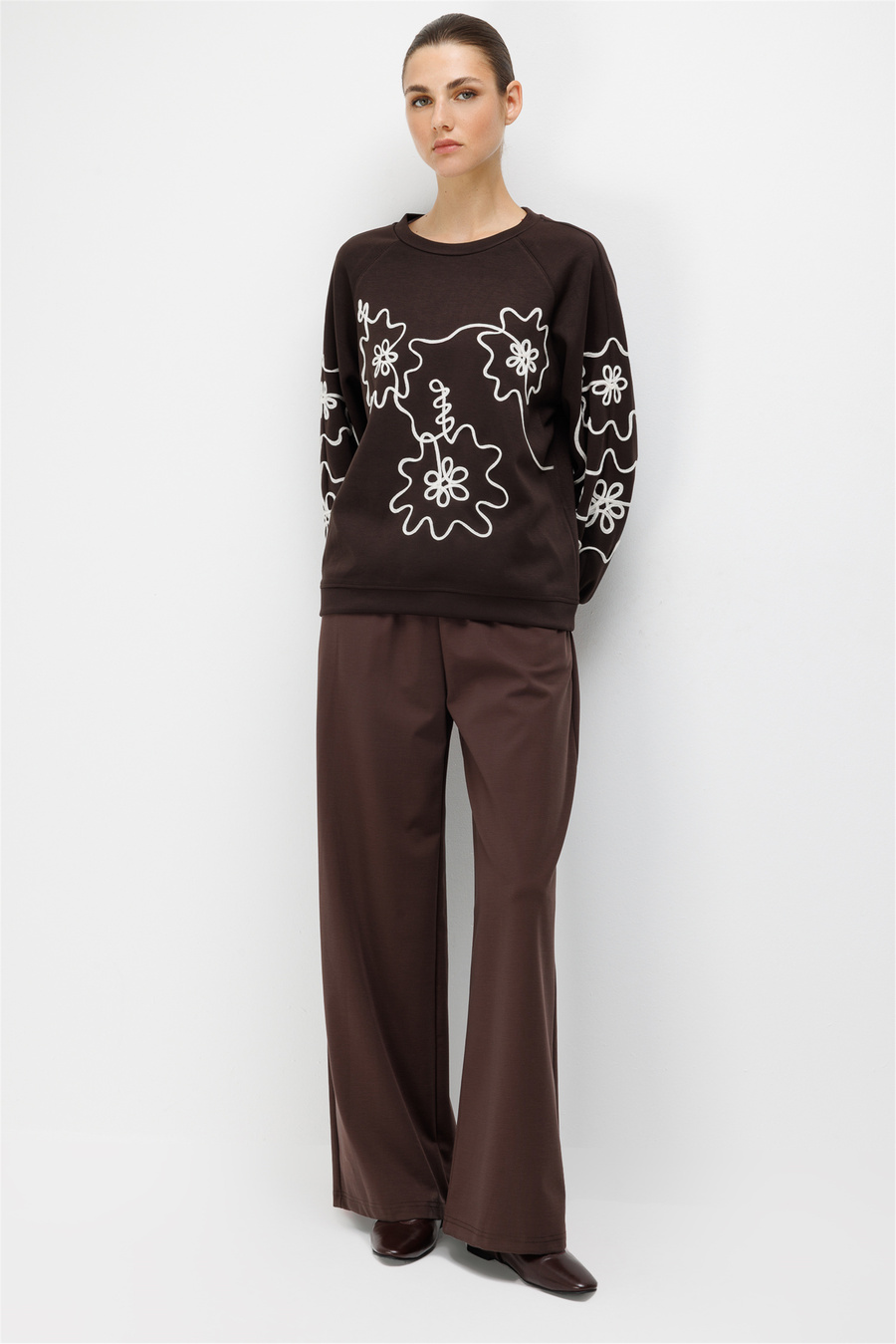 On İşleme Desenli Sıfır Yaka Sweatshirt Kahve