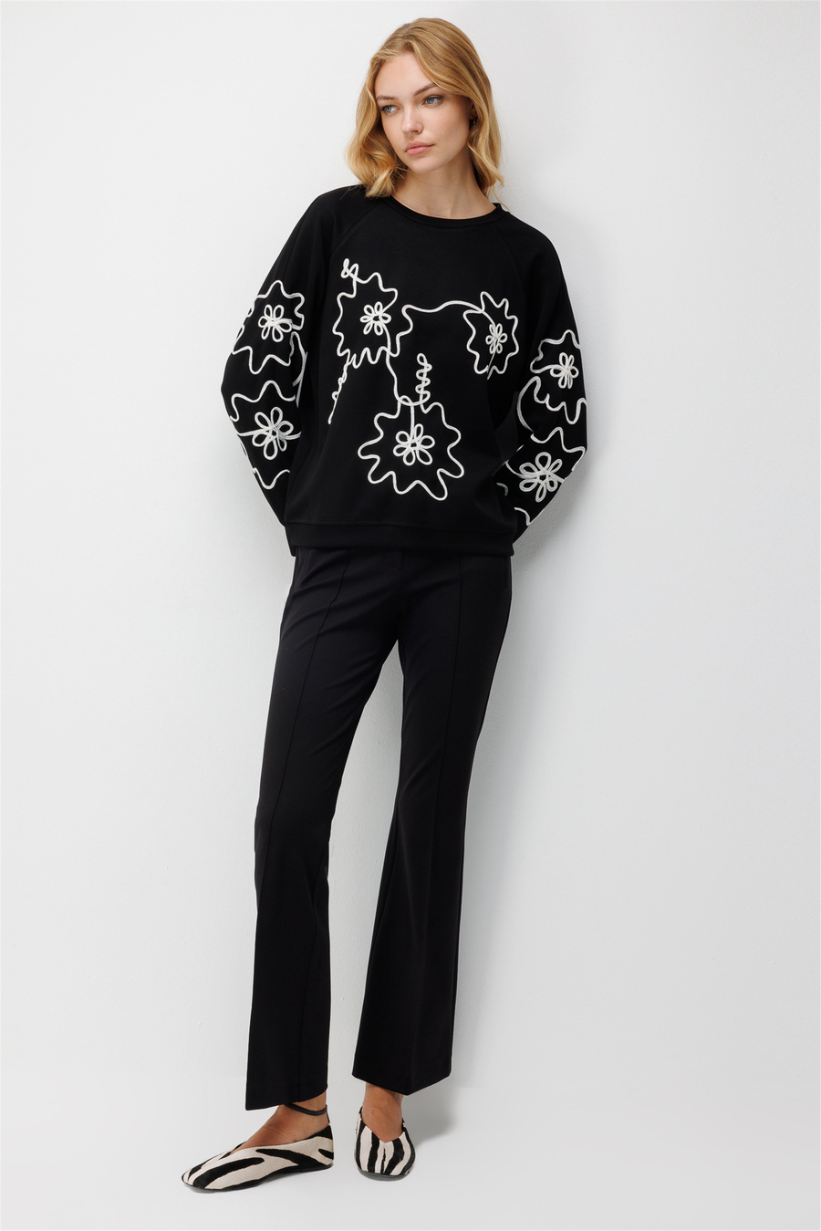 On İşleme Desenli Sıfır Yaka Sweatshirt Siyah