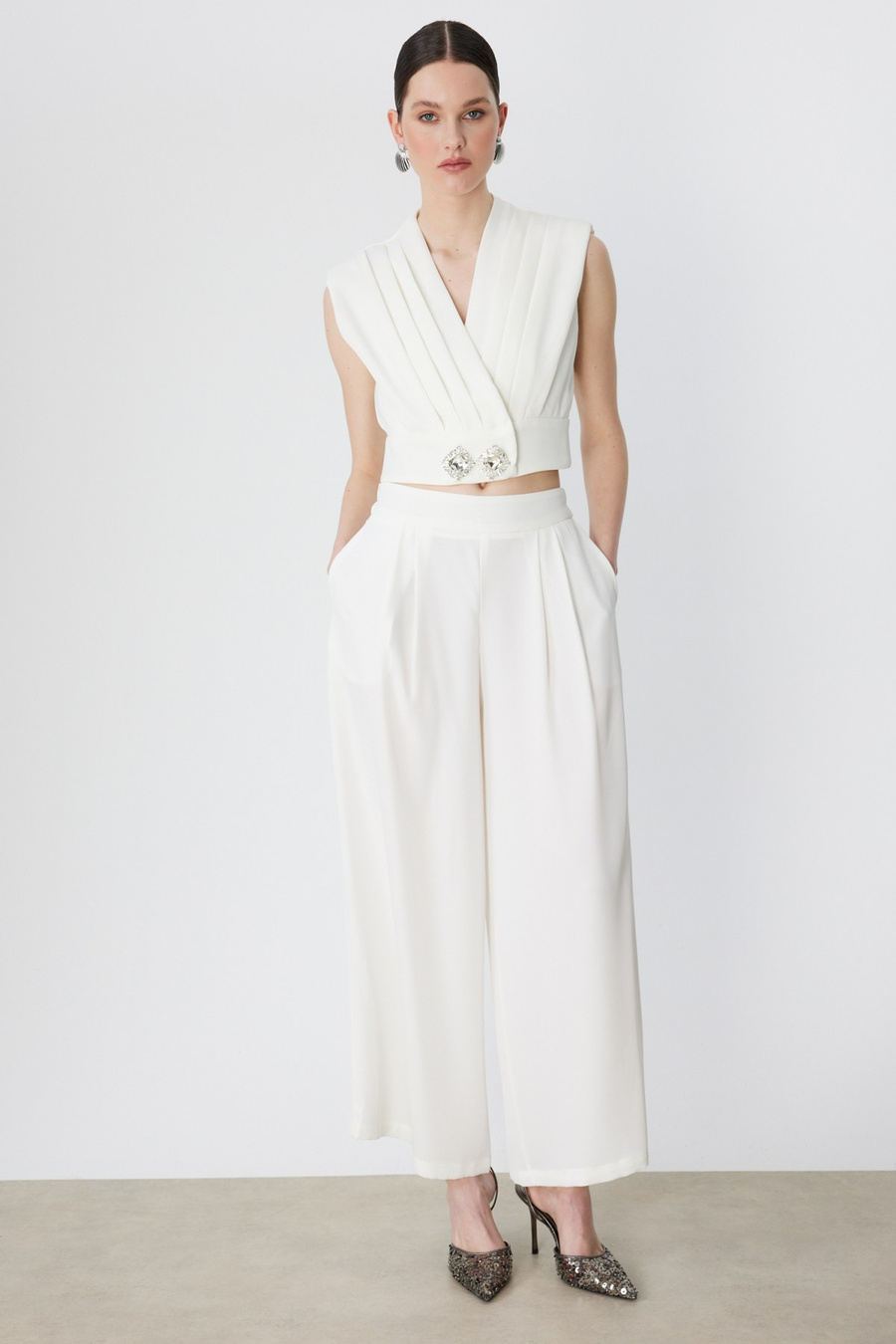 On Taş Aksesuarlı Drapeli Crop Bluz Ekru