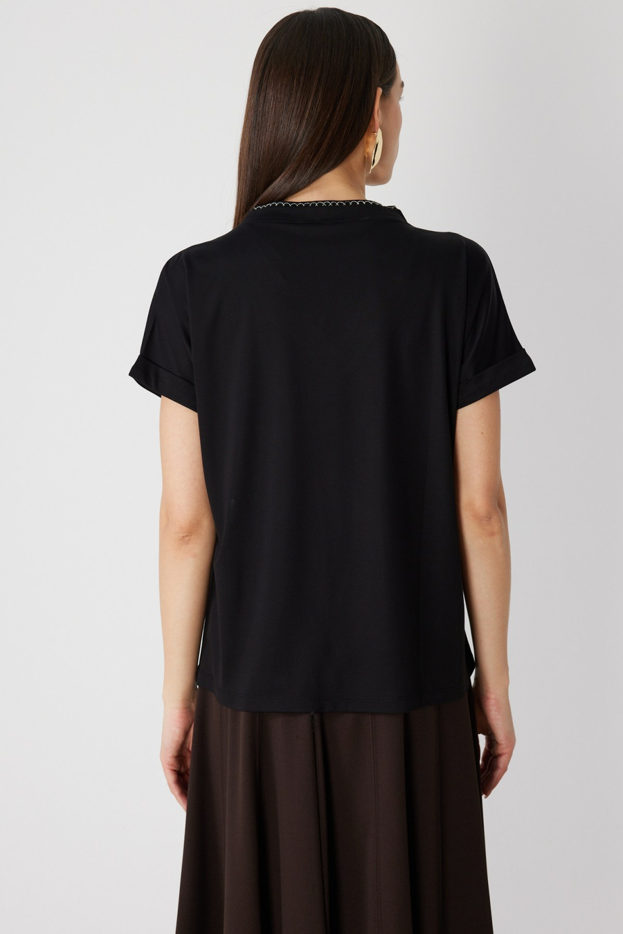 On Yakası Zincirli V Yaka Tişört Siyah