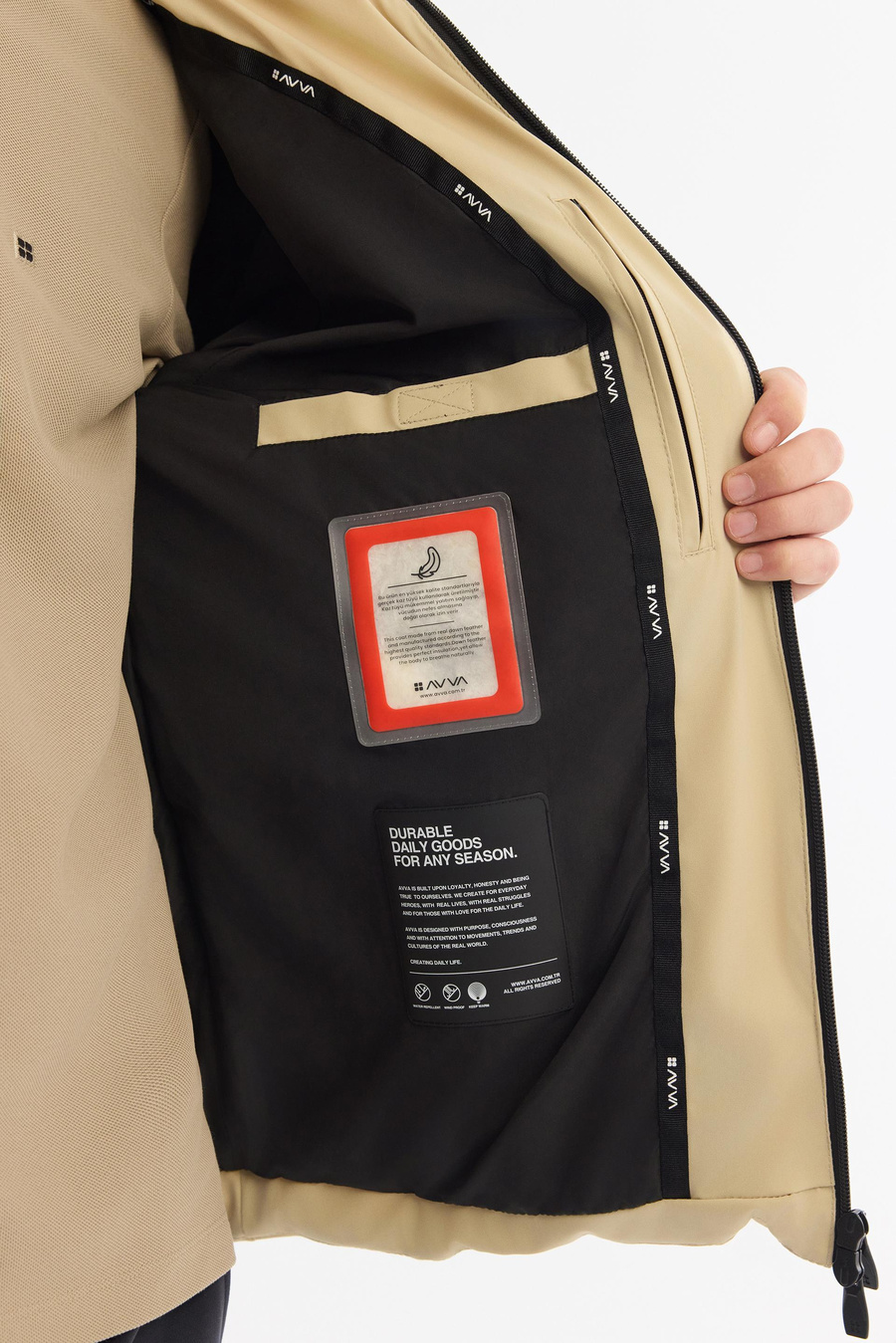 Bej Çıkma Kapüşonlu Yaka Kaz Tüyü Su İtici Rüzgar Geçirmez Termometreli Şişme Mont