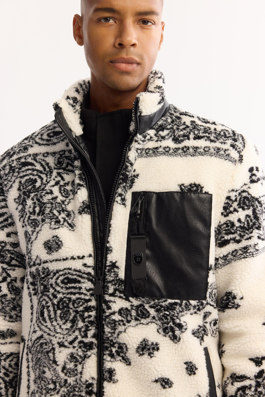 Beyaz Dik Yaka Peluş PU Detaylı Mont