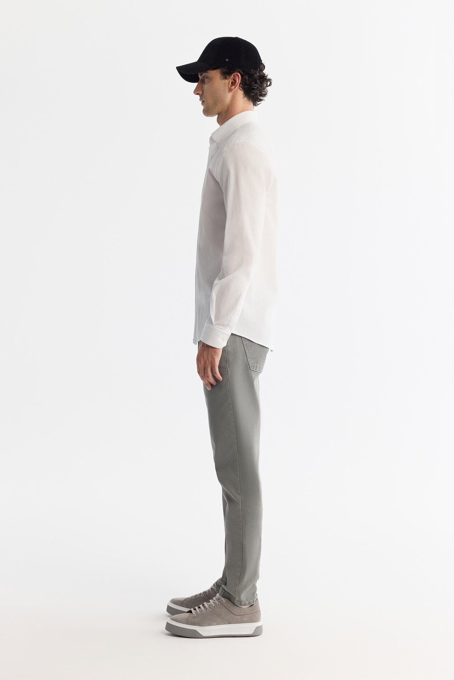 Beyaz Düğmeli Yaka Kolay Ütülenebilir Gömlek