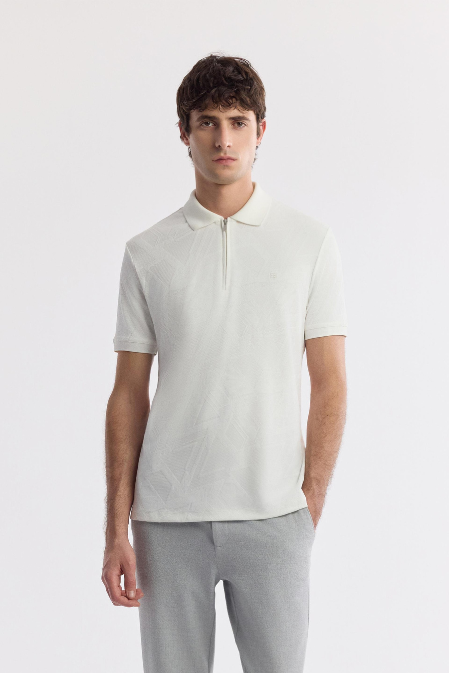 Beyaz Fermuarlı Polo Yaka Jakarlı T-Shirt