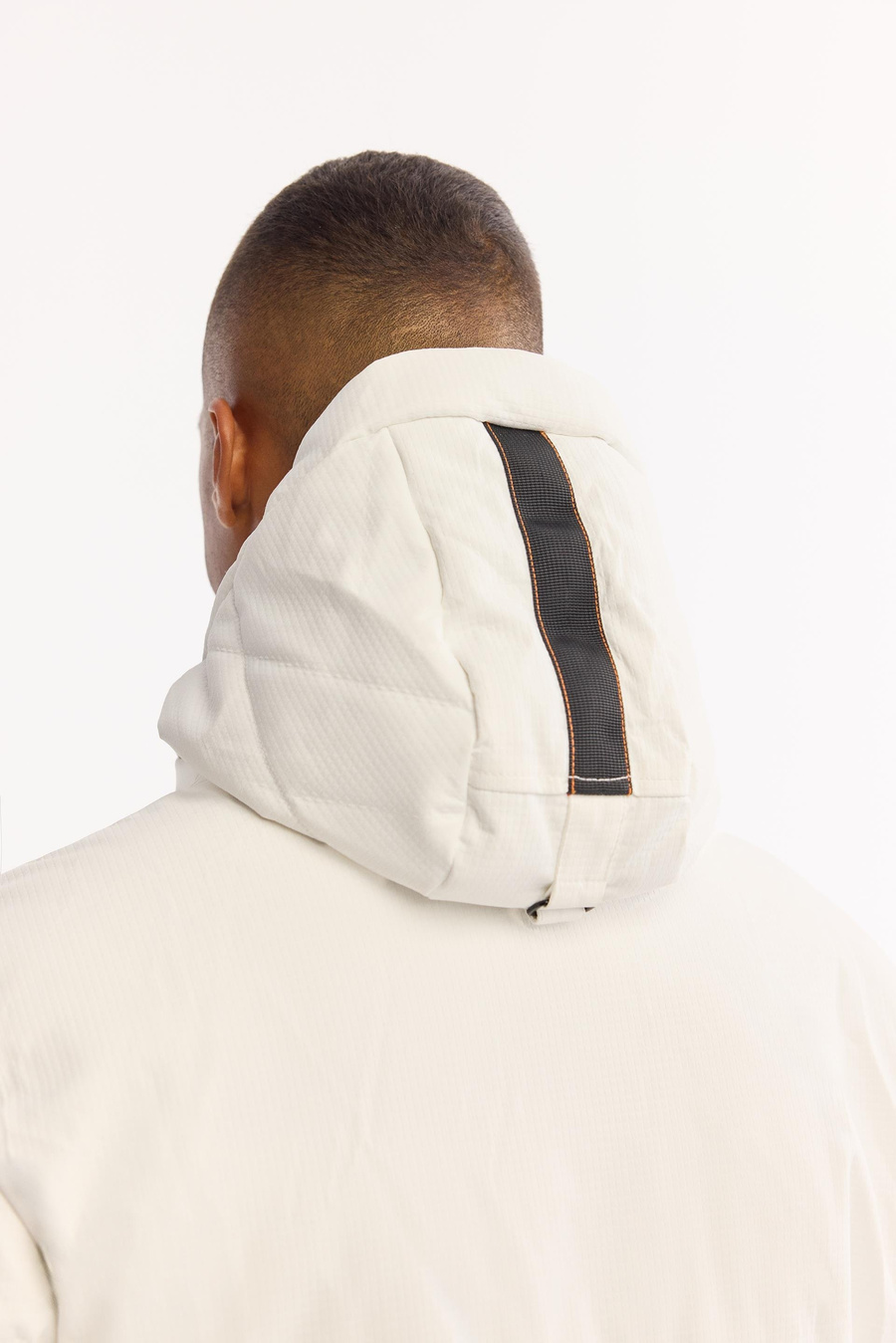 Beyaz Kapüşonlu Kapitone Detaylı Mont