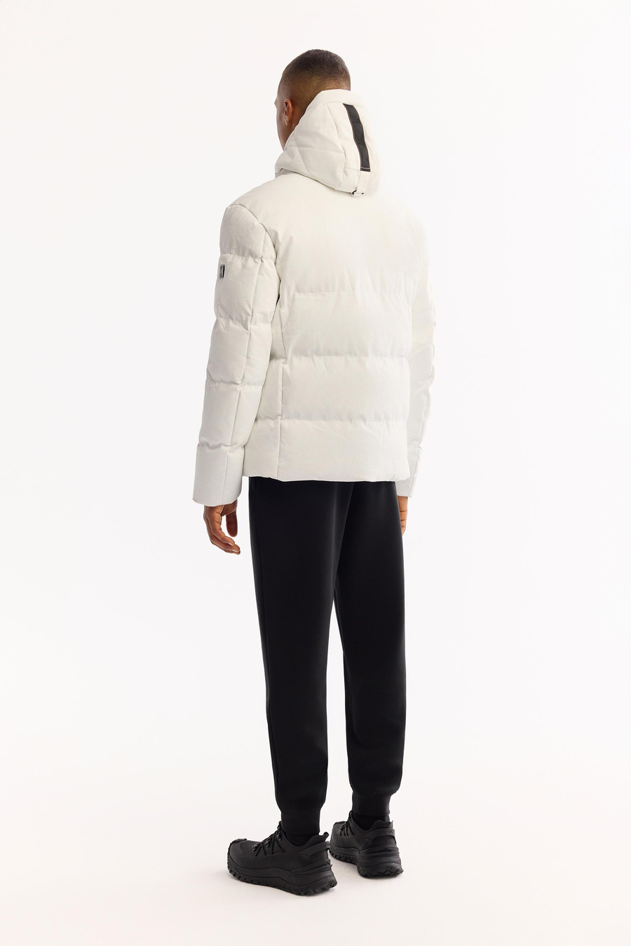 Beyaz Kapüşonlu Kapitone Detaylı Mont